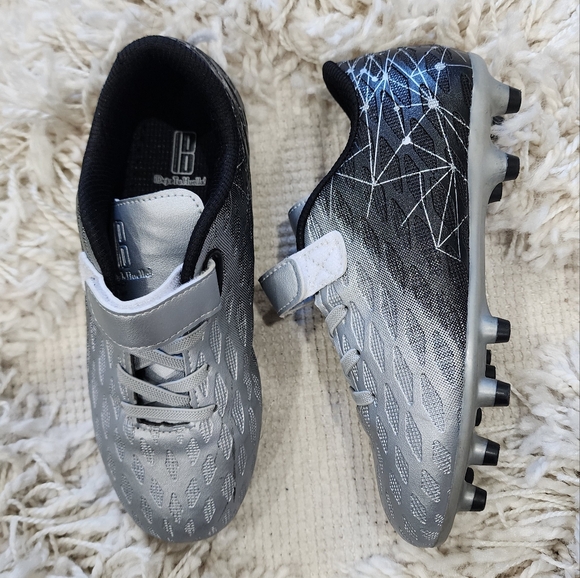Boy/Girls Size 2 Soccer Cleats, silver/black, No Tie Closure - Picture 3 of 14
